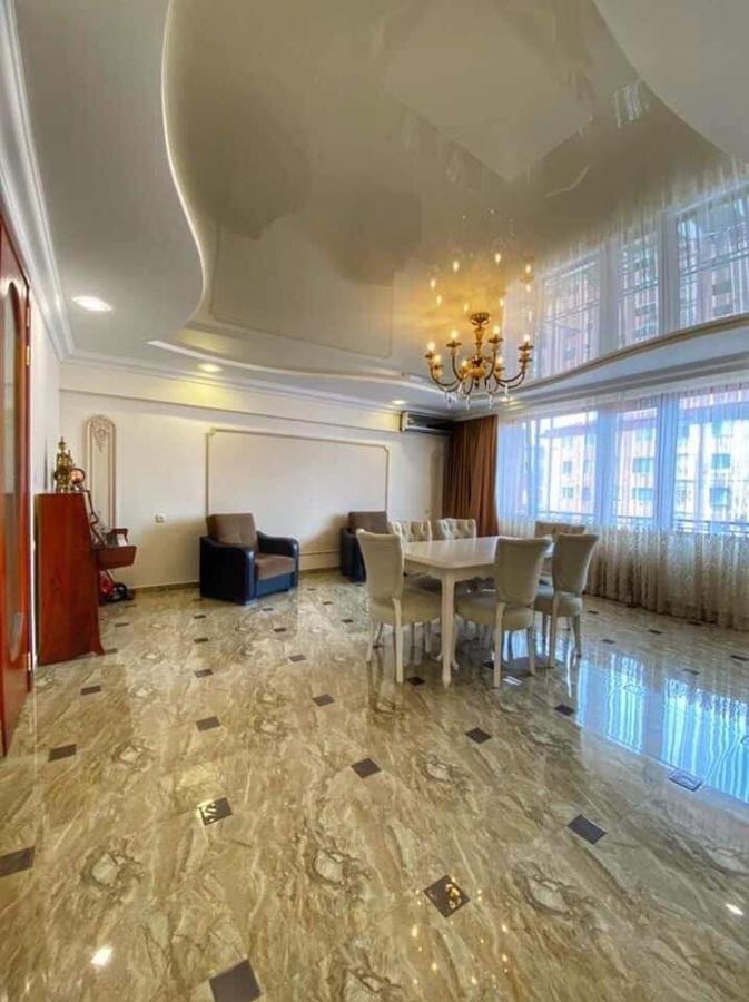 Apartment Dolphin Batumi Exteriör bild