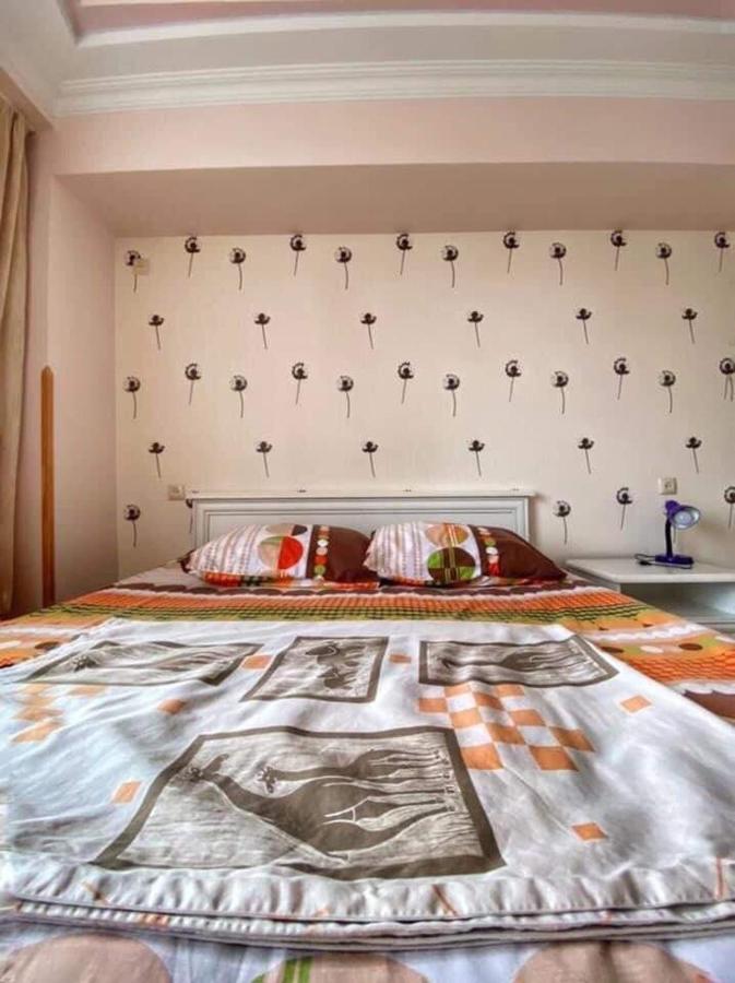 Apartment Dolphin Batumi Exteriör bild