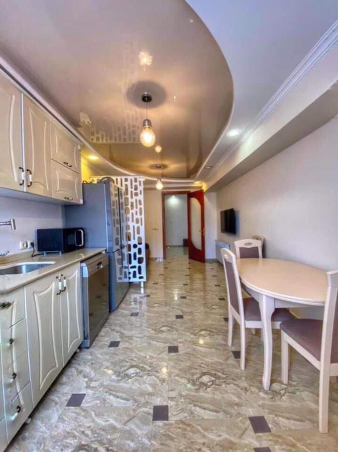 Apartment Dolphin Batumi Exteriör bild